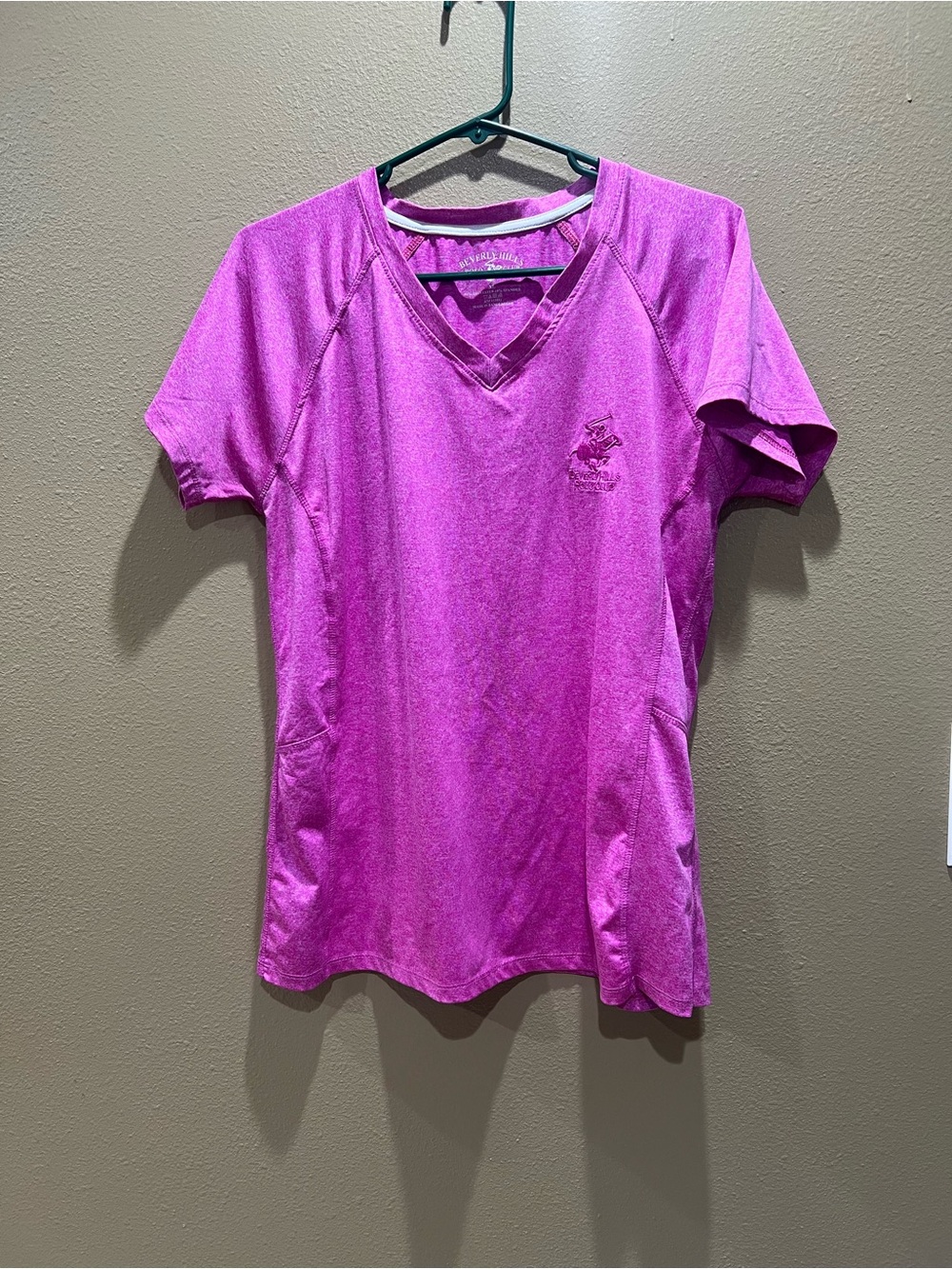 Women’s V-Neck Active Tee in Bright Magenta size XL